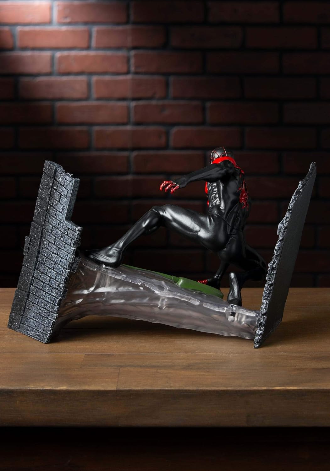 Miles Morales Spider-Man Diorama PVC - vista trasera con edificios y base