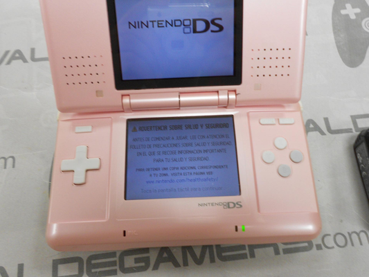 Nintendo DS Rosa - pantalla encendida mostrando logo Nintendo DS
