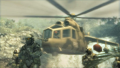 Metal Gear Solid Peace Walker HD - Soldados con helicóptero en selva tropical