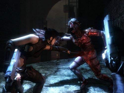 Clive Barker's Jericho - Gameplay soldado femenino combatiendo criatura acorazada en pasillo de piedra
