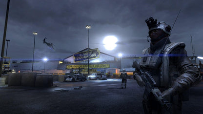 Homefront - Soldado enemigo armado en aparcamiento nocturno con helicóptero