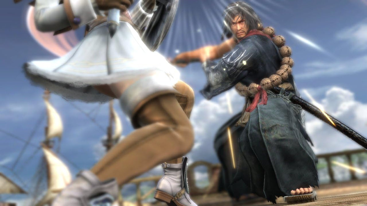 SoulCalibur V - Mitsurugi combatiendo contra luchadora en cubierta de barco