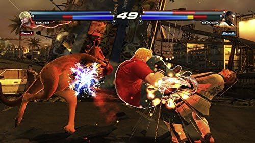 Tekken Tag Tournament 2 - Luchadora pateando a dos rivales en callejuela nocturna