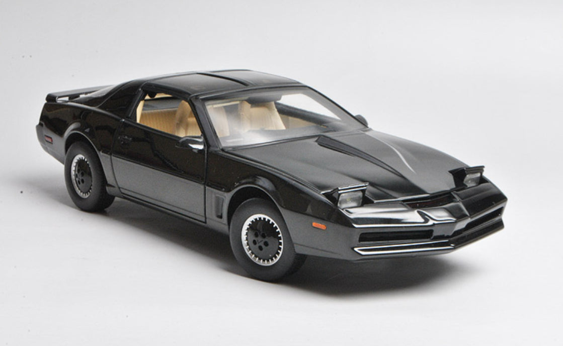 KITT Knight Rider die-cast 1:18 - vista frontal con capó y puertas abiertas