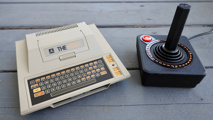 Atari The 400 Mini consola con joystick